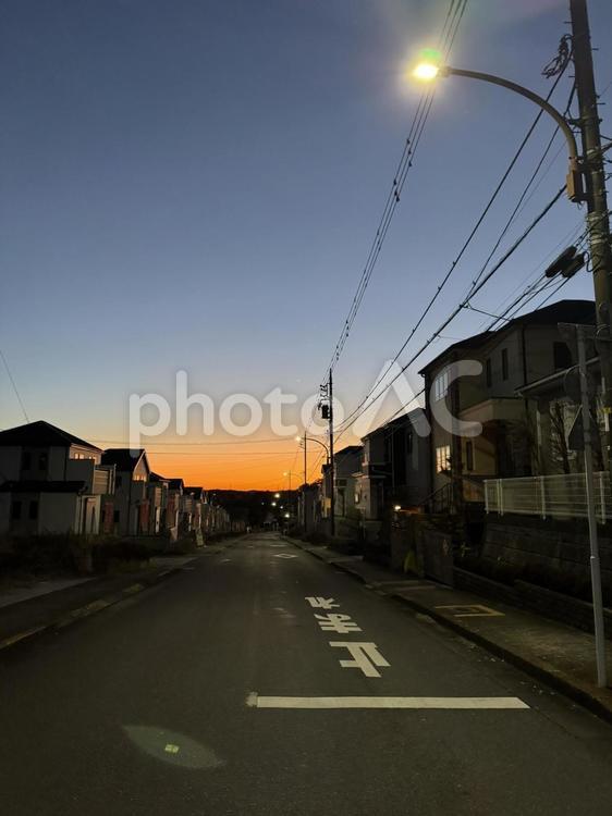 朝焼けの街並み 道路,アスファルト,空の写真素材