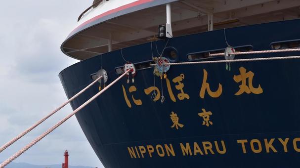 にっぽん丸の船尾とネズミ返し クルーズ船 にっぽん丸の船尾とネズミ返し クルーズ船 にっぽん丸,ネズミ返し,クルーズの写真素材