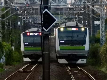 十日市場駅近くで離合するJR横浜線 十日市場駅近くで離合するJR横浜線 横浜線,jr東日本,jrの写真素材