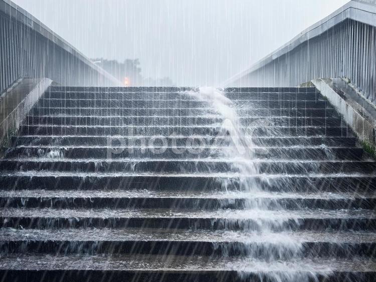大雨の階段_AS000011 雨,豪雨,大雨の写真素材