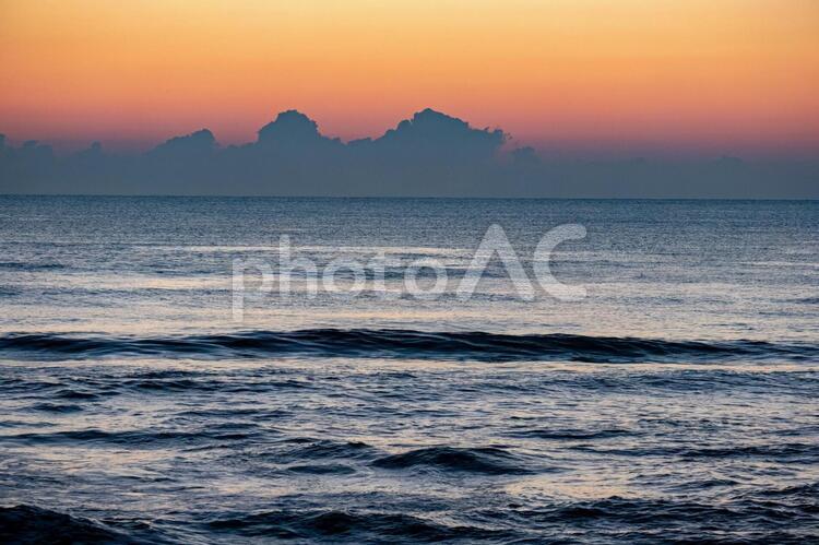 夜明けの海・木崎浜海岸 夜明けの海,木崎浜,太陽の写真素材
