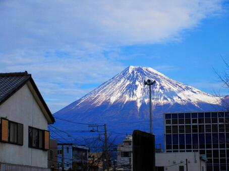 町から見える冬の富士山1 町から見える冬の富士山1の写真