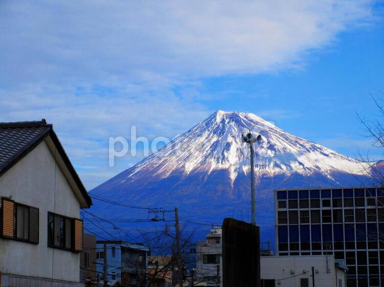 町から見える冬の富士山１ 富士山,冬,町の写真素材