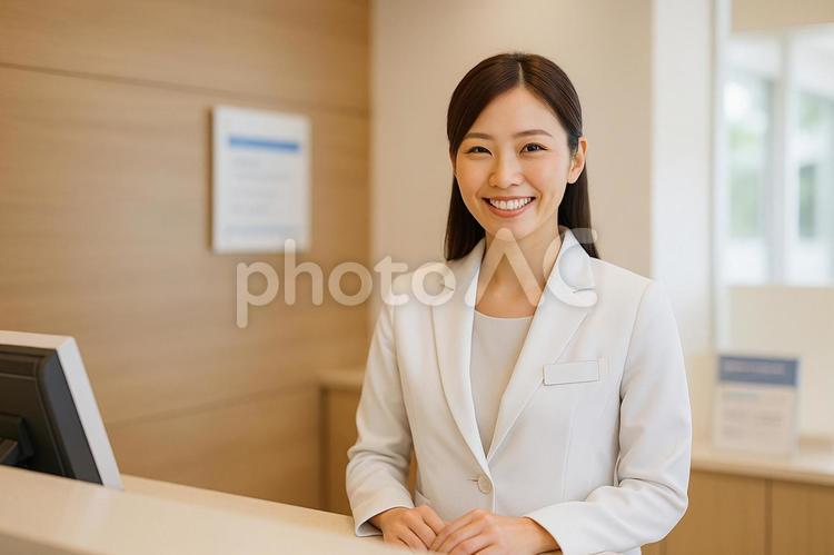 病院の受付女性スタッフ 病院受付,女性,笑顔の写真素材