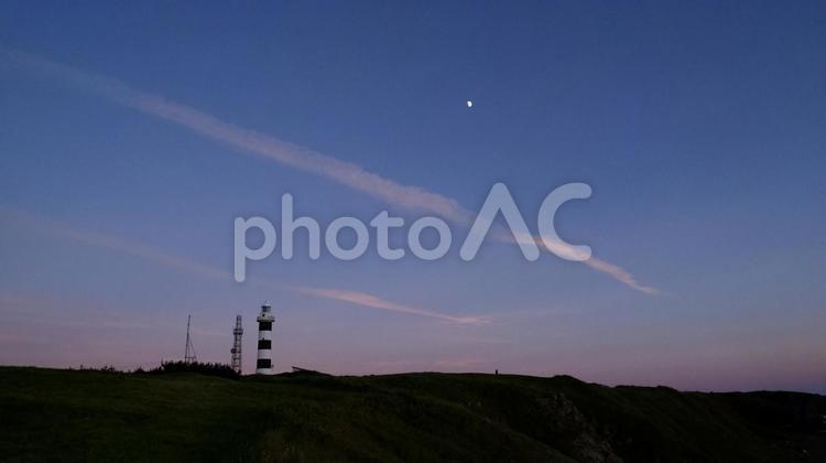 男鹿半島入道崎の夕暮れの灯台 男鹿半島,飛行機雲,夏休みの写真素材