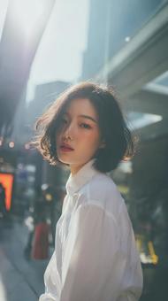 都市の日常に溶け込む洗練された女性の写真