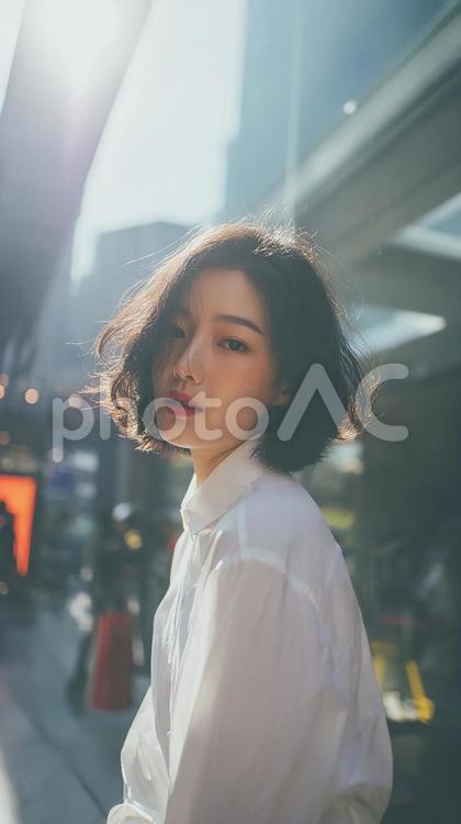 都市の日常に溶け込む洗練された女性 女性,アジア人,ショートヘアの写真素材