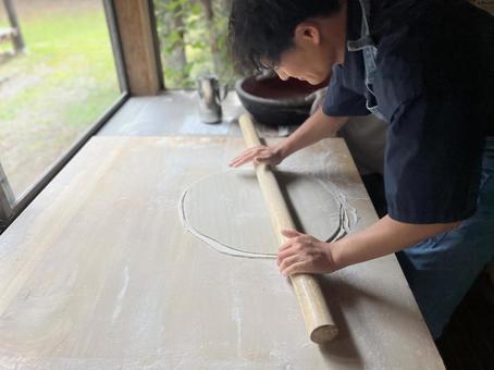 そばを打つ男性 そばを打つ男性 蕎麦打ち体験,蕎麦打ち,そば打ちの写真素材