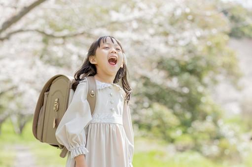 応援する可愛い新一年生 応援する可愛い新一年生の写真