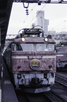 富山駅の寝台特急「北陸」 富山駅の寝台特急「北陸」 寝台特急,特急北陸,ef81の写真素材