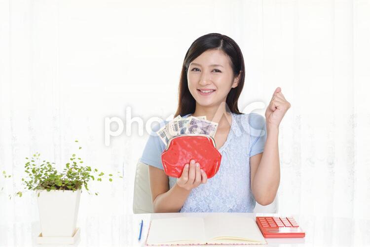 財布を持つ笑顔の女性 女性,主婦,母親の写真素材