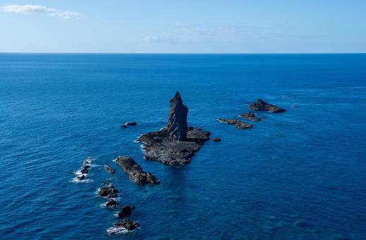 透明度が際立つ海と神威岬突端の神威岩 積丹半島,神威岩,神威岬の写真素材