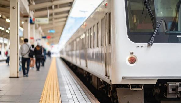駅のホームに止まる電車 駅のホームに止まる電車の写真
