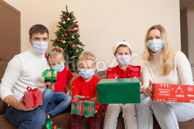 クリスマスプレゼントを持つ家族 アフターコロナ,クリスマス,家族の写真素材