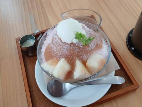 バニラアイス×桃かき氷 バニラアイス×桃かき氷 バニラアイス,かき氷,桃の写真素材