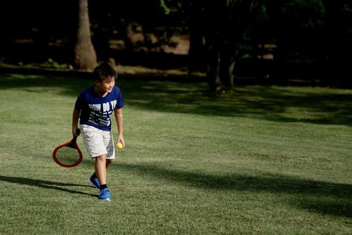＜素材＞公園でテニスをする男の子 子供,テニス,運動の写真素材
