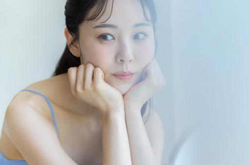 スキンケアをする女性 スキンケアをする女性の写真
