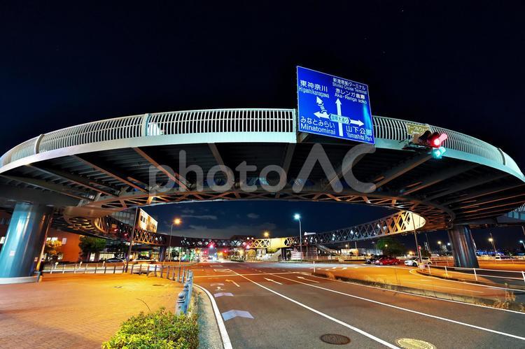 新港サークルウォーク（円形歩道橋）夜景 円形歩道橋,新港サークルウォーク,街並みの写真素材