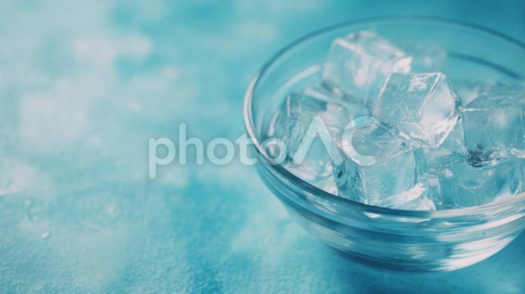 暑い日にぴったりの涼しげな氷水 氷,氷水,水の写真素材