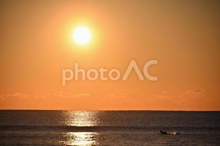 朝日とサーファー 朝日,サーファー,海の写真素材