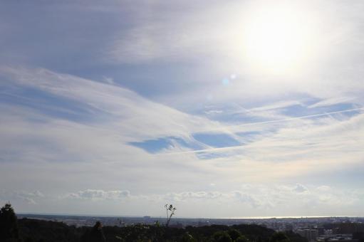 展望台からの眺め　雲の多い空　太陽 空,太陽,光の写真素材