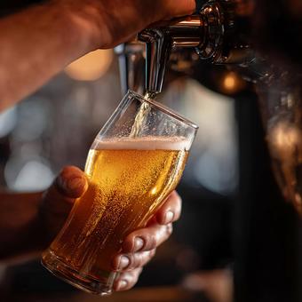 喉越し爽やか、冷たい一杯のビール 喉越し爽やか、冷たい一杯のビールの写真