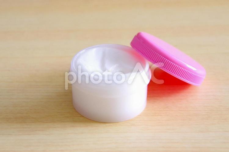 ふたを開けた塗り薬の容器（軟膏） 塗り薬,軟膏容器,クリームケースの写真素材