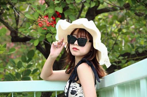 歩道橋でひと休みするサングラスの女性 歩道橋でひと休みするサングラスの女性 女性,美人,20代の写真素材