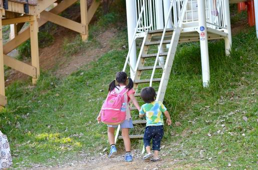 公園 幼児,子供,きょうだいの写真素材