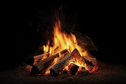 黒背景のキャンプの焚き火 黒背景のキャンプの焚き火の写真