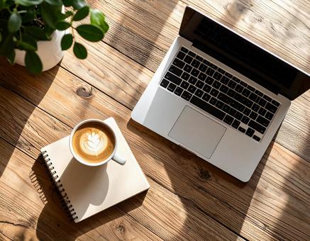 ノートPCとコーヒー ノートPCとコーヒーの写真