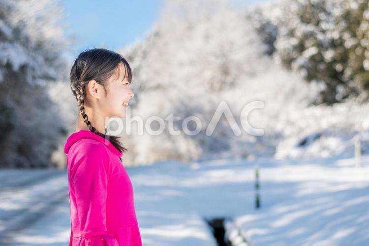 銀世界と少女　横顔 銀世界,雪,少女の写真素材