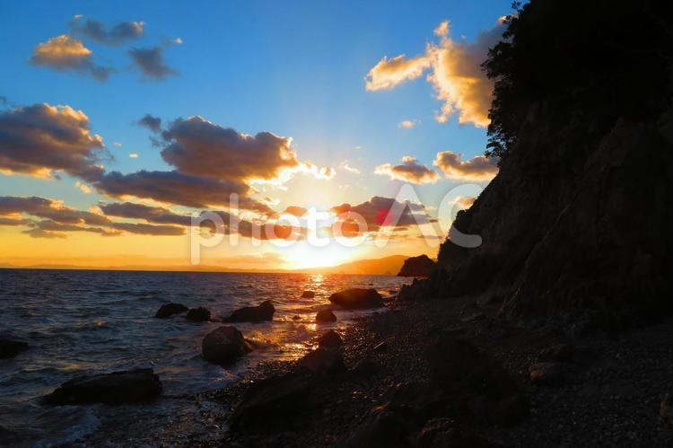 １０月下旬の東かがわ市鹿浦越からの朝の瀬戸内海の海景 背景,海,空の写真素材