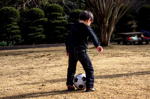 <素材>芝生の公園でサッカーをする男の子 <素材>芝生の公園でサッカーをする男の子 子供,男性,人物の写真素材
