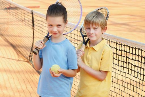 ボールを持つ子供たち 男の子,女の子,外国人の写真素材