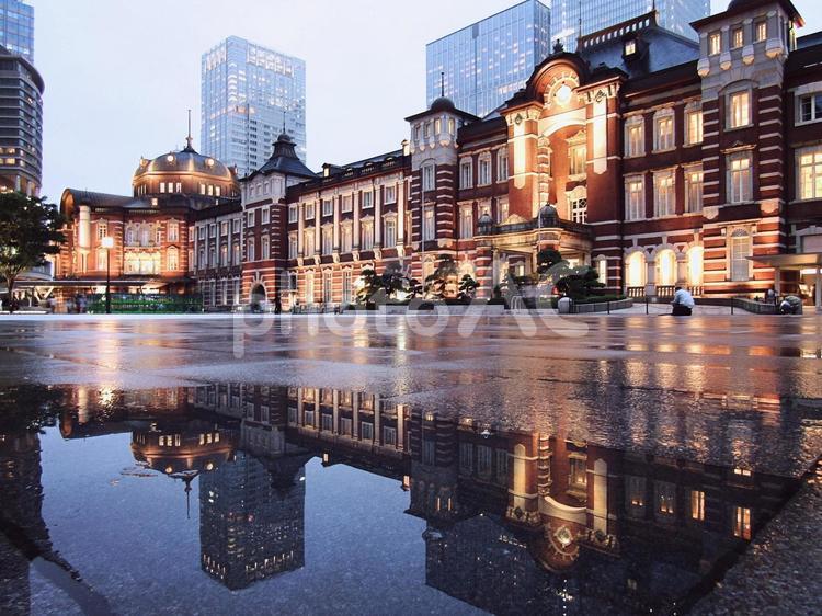 水溜まりに映った東京駅のリフレクション リフレクション,東京駅,東京の写真素材