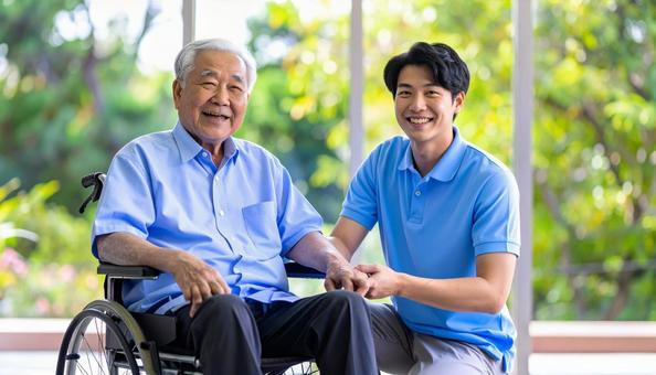 車椅子に乗った高齢男性と男性介護士 車椅子に乗った高齢男性と男性介護士の写真