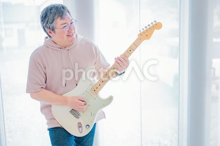 男性とギター 男性,ギター,エレキギターの写真素材