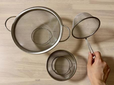 ラーメン用の水切りを持つ 水切り,ザル,銀の写真素材