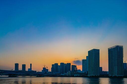 夕日に沈む湾岸の街並み 東京,豊洲,東京湾の写真素材