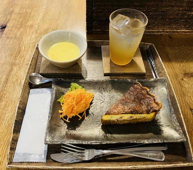 Quiche plate lunch, JPG Quiche plate lunch, JPG