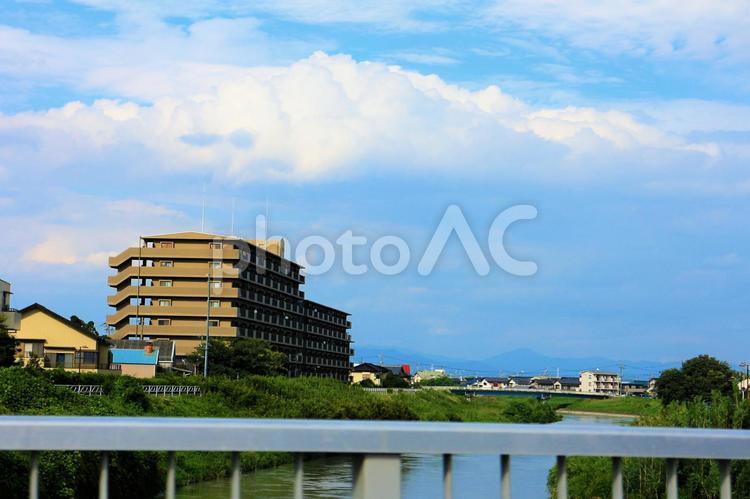 マンションのある川の近くの風景と青空 川,河川,蛇行するの写真素材