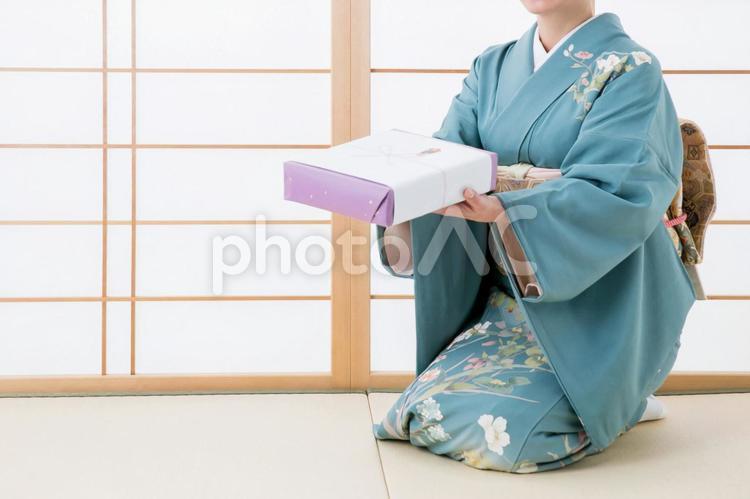 引き出物と着物姿の女性 引出物,女性,渡すの写真素材