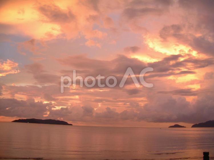 海辺の夕焼け 夕焼け,海,夕焼雲の写真素材