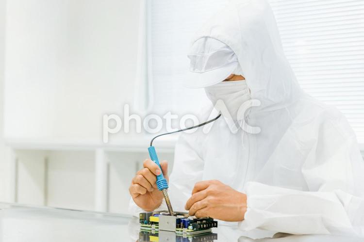クリーンルームでハンダ付けする男性 工場,ハンダ付け,はんだの写真素材