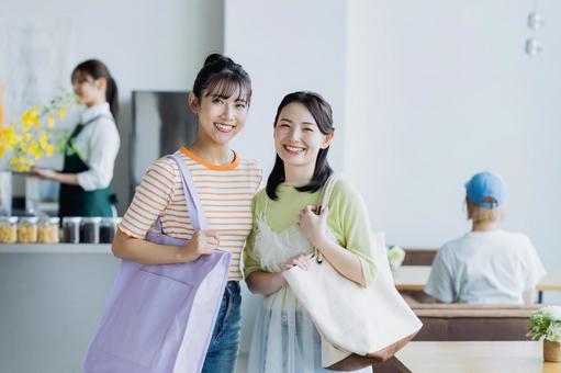 買い物をする若い女性 買い物をする若い女性 買い物,ショッピング,店の写真素材