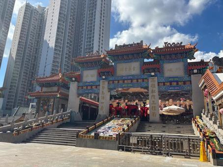 高層ビルに囲まれた香港の黄大仙祠 香港,黄大仙祠,寺院の写真素材