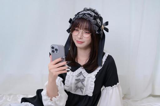 スマホを操作する地雷系女子 スマホを操作する地雷系女子 スマホ,携帯,眼鏡の写真素材