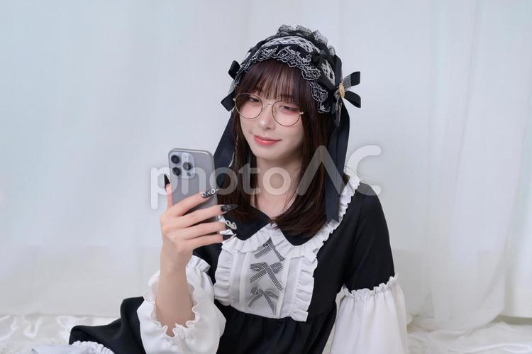 スマホを操作する地雷系女子 スマホ,携帯,眼鏡の写真素材