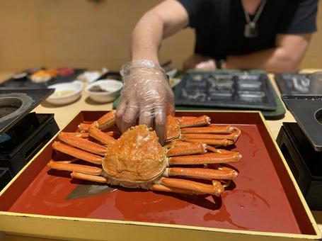 わしづかみされるカニ 蟹,食べる,赤色の写真素材